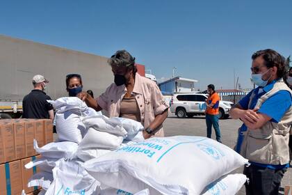 ARCHIVO - En esta foto, proporcionada por la Embajada de Estados Unidos en Turquía, Linda Thomas-Greenfield, embajadora estadounidense ante Naciones Unidas, examina materiales de ayuda en el cruce fronterizo de Bab al-Hawa entre Turquía y Siria, el 3 de junio de 2021. (Embajada de Estados Unidos en Turquía vía AP, archivo)