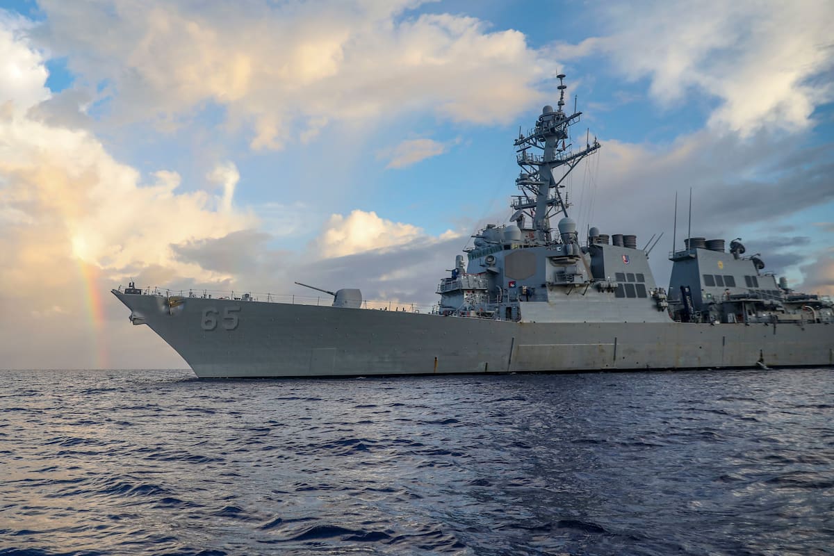 ARCHIVO - En esta foto proporcionada por la Marina de Estados Unidos, el destructor USS Benfold llev
