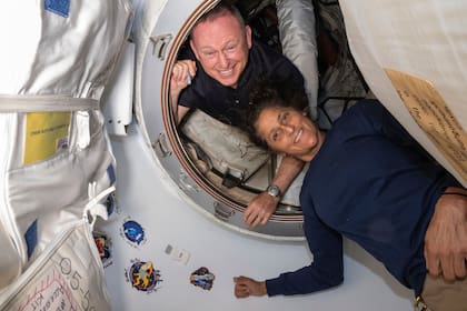 ARCHIVO -En esta foto, proporcionada por la NASA, los astronautas del Vuelo de Prueba Tripulado de Boeing, Butch Wilmore, izquierda, y Suni Williams, posan para una foto en el vestíbulo entre el puerto delantero del módulo Harmony de la Estación Espacial Internacional y la nave espacial Starliner, el 13 de junio de 2024. (NASA vía AP, Archivo)