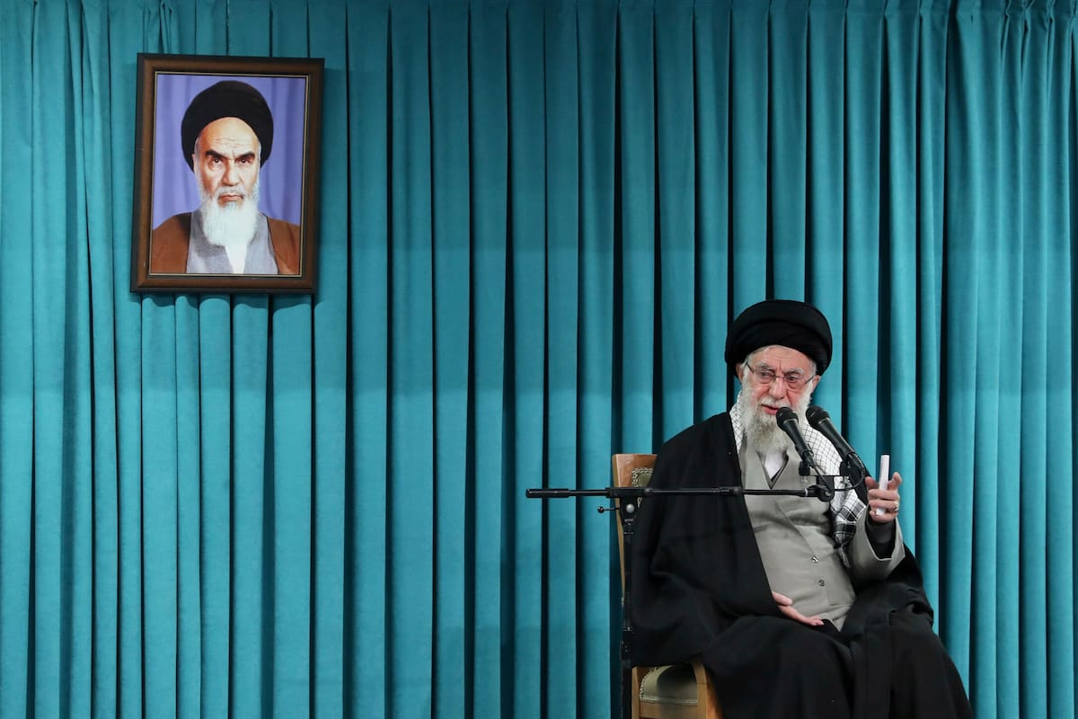 ARCHIVO - En esta foto publicada por el sitio oficial de la oficina del fallecido líder supremo de Irán, el gran ayatolá Alí Khamenei habla bajo el retrato del fallecido fundador de la revolución, el ayatolá Jomeini