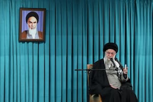 ARCHIVO - En esta foto publicada por el sitio oficial de la oficina del fallecido líder supremo de Irán, el gran ayatolá Alí Khamenei habla bajo el retrato del fallecido fundador de la revolución, el ayatolá Jomeini