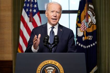 ARCHIVO - En esta fotografía de archivo del 14 de abril de 2021, el presidente Joe Biden habla en la Casa Blanca acerca del retiro de las tropas estadounidenses restantes de Afganistán. (AP Foto/Andrew Harnik, Pool)