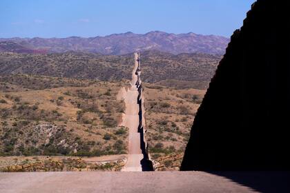 ARCHIVO - En esta fotografía de archivo del 19 de mayo de 2021, el muro en la frontera con México se extiende cerca de Sasabe, Arizona. (AP Foto/Ross D. Franklin, archivo)
