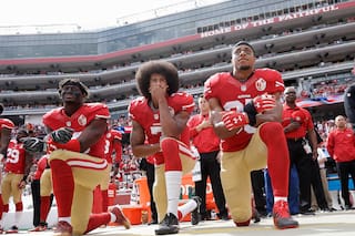 Siguen las repercusiones una década después de que Colin Kaepernick se arrodilló y fue exiliado