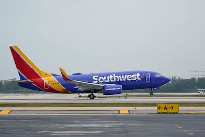 ARCHIVO - En esta fotografía de archivo del 20 de abril de 2021, un Boeing 737 de Southwest Airlines de pasajeros despega del aeropuerto Fort Lauderdale-Hollywood en Fort Lauderdale, Florida. (AP Foto/Wilfredo Lee)