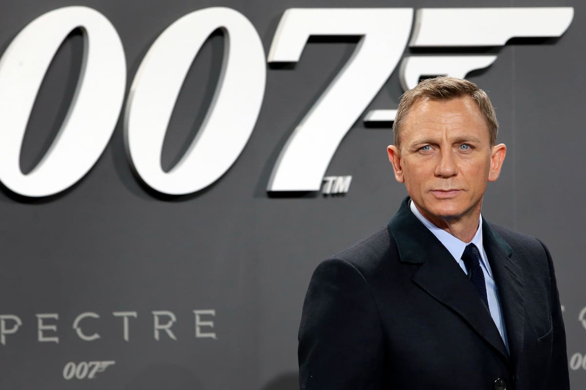 ARCHIVO - En esta fotografía de archivo del 28 de octubre de 2015, el actor Daniel Craig posa para los medios cuando llega al estreno alemán de la película de James Bond 'Spectre' en Berlín, Alemania. (Foto AP/Michael Sohn, archivo)