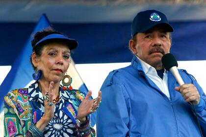 ARCHIVO - En esta fotografía de archivo del 5 de septiembre de 2018, el presidente de Nicaragua, Daniel Ortega, y su esposa, la vicepresidenta Rosario Murillo, encabezan una manifestación en Managua, Nicaragua. (AP Foto/Alfredo Zuniga, Archivo)