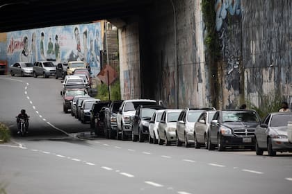 ARCHIVO - En esta fotografía de archivo del 8 de septiembre de 2020, vehículos hacen fila para cargar gasolina en Caracas, Venezuela. (AP Foto/Ariana Cubillos, archivo)