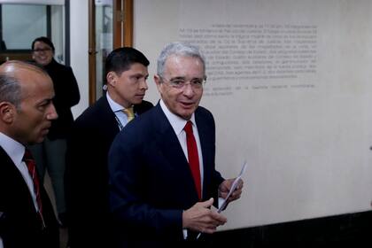 ARCHIVO - En esta fotografía de archivo del 8 de octubre de 2019, el senador y expresidente Álvaro Uribe llega a la Corte Suprema para ser interrogado en una investigación por cargos de manipulación de testigos en Bogotá, Colombia.  (AP Foto/Iván Valencia, Archivo)