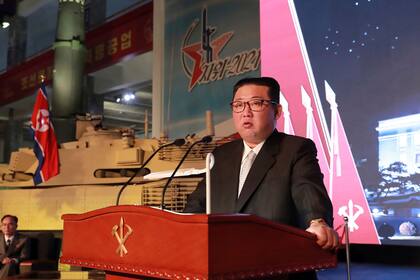ARCHIVO - En esta fotografía del 11 de octubre de 2021 suministrada por el gobierno norcoreano, el mandatario de Corea del Norte, Kim Jong Un, habla durante una exhibición de armas en Pyongyang. (Korean Central News Agency/Korea News Service vía AP, Archivo)