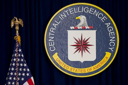 ARCHIVO - En esta fotografía del 13 de abril de 2016 se muestra el sello de la CIA en la sede de la agencia en Langley, Virginia. (AP Foto/Carolyn Kaster, Archivo)