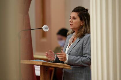 ARCHIVO - En esta fotografía del 2 de julio de 2020, la senadora estatal Melissa Melendez habla en el recinto del Senado en el Capitolio, en Sacramento, California. (AP Foto/Rich Pedroncelli, Archivo)