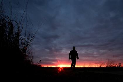 ARCHIVO - En esta fotografía del 20 de noviembre de 2015 un hombre camina durante el atardecer cerca de Manhattan. (AP Foto/Charlie Riedel, Archivo)
