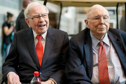 ARCHIVO - En esta fotografía del 3 de mayo de 2019, el presidente y director general de Berkshire Hathaway, Warren Buffett (izquierda) y el vicepresidente Charlie Munger, hablan con los reporteros previo a la reunión anual de accionistas de la compañía. (AP Foto/Nati Harnik, Archivo)