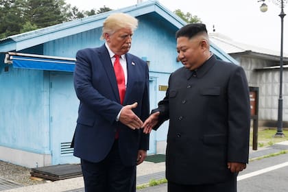 ARCHIVO - En esta fotografía del 30 de junio de 2019, el presidente de EEUU, Donald Trump, se reúne con el mandatario norcoreano Kim Jong Un en el poblado fronterizo de Panmunjom en la Zona Desmilitarizada, Corea del Sur. (AP Foto/Susan Walsh, Archivo)