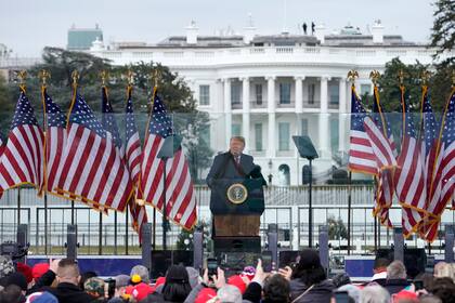 ARCHIVO - En esta fotografía del 6 de enero de 2021, el presidente Donald Trump habla durante un mitin frente a la Casa Blanca, en Washington. (AP Foto/Jacquelyn Martin, Archivo)