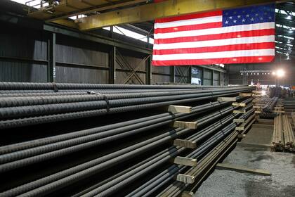 ARCHIVO - En esta fotografía del 9 de mayo de 2019 se muestran varillas de acero fabricadas en Gerdau Ameristeel, en St. Paul, Minnesota. (AP Foto/Jim Mone, Archivo)