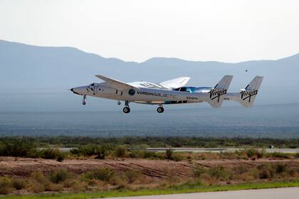 ARCHIVO - En esta fotografía del domingo 11 de julio de 2021 muestra un avión en el que viajaba el fundador de Virgin Galactic Richard Branson cerca de Truth or Consequences, Nuevo México. (AP Foto/Andres Leighton)