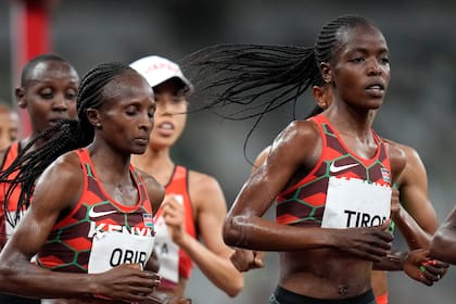 ARCHIVO - En esta fotografía del lunes 2 de agosto de 2021, Agnes Tirop (derecha) compite en la final de los 5.000 metros femenil en los Juegos Olímpicos de Tokio. (AP Foto/Petr David Josek, Archivo)