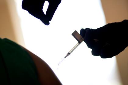 ARCHIVO - En esta fotografía del martes 15 de diciembre de 2020, un trabajador de salud recibe la vacuna contra el COVID-19 desarrollada por Pfizer-BioNTech en un hospital de Providence, Rhode Island. (AP Foto/David Goldman, archivo)