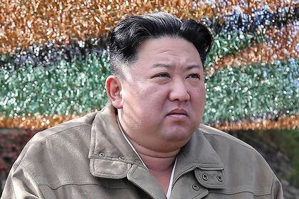 ARCHIVO - En esta fotografía distribuida por el gobierno norcoreano, el líder Kim Jong Un inspecciona ejercicios militares en un lugar no revelado el 8 de octubre de 2022, en Corea del Norte. El contenido de esta imagen no puede ser verificado en forma independiente. (Agencia Central de Noticias Coreana/Servicio de Noticias de Corea vía AP)