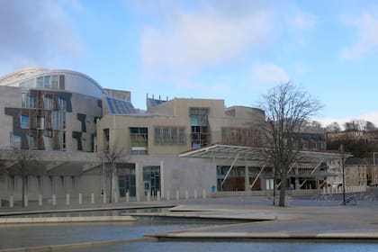 ARCHIVO - En esta fotografía tomada el 16 de marzo de 2014 se muestra el Parlamento escocés en Edimburgo, Escocia. (AP Foto/Jill Lawless, Archivo)
