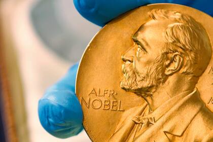 ARCHIVO - En esta imagen de archivo del 17 de abril de 2015, una medalla de oro del Nobel. (AP Foto/Fernando Vergara, Archivo)