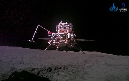 ARCHIVO - En esta imagen de la Administración Nacional del Espacio de China, distribuida por la agencia noticiosa Xinhua, se muestra la imagen de la sonda Chang'e-6 tomada desde un mini vehículo de exploración, tras aterrizar en la Luna, el 4, de junio de 2024. (CNSA/Xinhua vía AP, archivo)