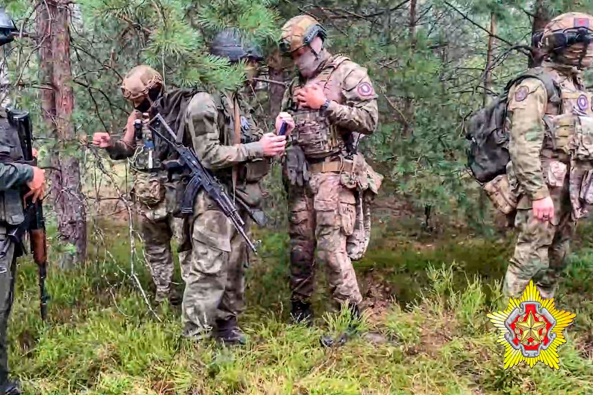 ARCHIVO - En esta imagen de un video distribuido por el ministerio de Defensa de Bielorrusia el 20 de julio de 2023, soldados del ejército bielorruso y mercenarios de la milicia privada Wagner asisten a maniobras cerca de la ciudad fronteriza de Brest. (Belarus' Defense Ministry via AP, File)