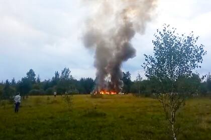 ARCHIVO - En esta imagen de un video se alza humo de los restos de un jet privado caído cerca de la aldea de Kuzhenkino, región de Tver, Rusia, 23 de agosto de 2023. En el avión viajaban el líder mercenario Yevgeny Prigozhin, jefe de Wagner, y otras 9 personas. Todas murieron. (AP Foto, File)