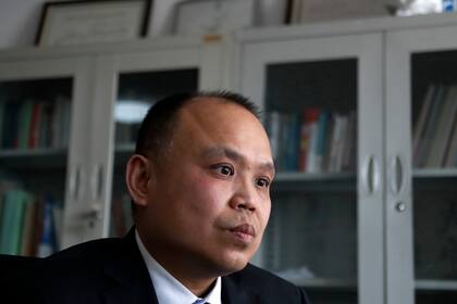 ARCHIVO - En esta imagen del 24 de febrero de 2017, el destacado activista legal Yu Wensheng hace una pausa durante una entrevista en su oficina en Beijing. (AP Foto/Andy Wong, Archivo)