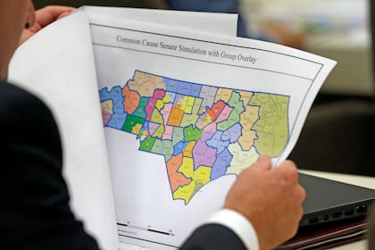 ARCHIVO - En esta imagen del 26 de julio de 2017, un legislador estudia un mapa distrital durante una reunión de una comisión conjunta sobre la redistribución de distritos electorales, en Raleigh, Carolina del Norte. (AP Foto/Gerry Broome, archivo)