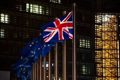 ARCHIVO - En esta imagen del 9 de diciembre de 2020, las banderas de Gran Bretaña y la Unión Europea ondean antes de una reunión entre la presidenta de la Comisión Europea, Ursula von der Leyen, y el primer ministro británico, Boris Johnson, en la sede de la UE en Bruselas. (AP Foto/Francisco Seco, Archivo)