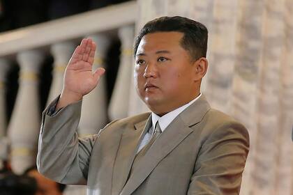 ARCHIVO - En esta imagen del 9 de septiembre de 2021 proporcionada por el gobierno norcoreano, el líder de Corea del Norte, Kim Jong Un, saluda desde un balcón a las tropas formadas y a los espectadores en una celebración del 73 aniversario del país, en la plaza Kim Il Sung, de Pyongyang, Corea del Norte. (Agencia Central de Noticias de Corea/Servicio de Noticias de Corea via AP, Archivo)