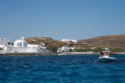 ARCHIVO - En esta imagen del lunes 25 de mayo de 2020, personal médico sale en una lancha de la isla de Milos a la de Sikinos, en el mar Egeo, Grecia. Grecia quiere crear dos nuevas reservas marinas dentro de un plan de780 millones de euros para proteger ecosistemas marinos y biodiversidad. (AP Foto/Thanassis Stavrakis, Archivo)