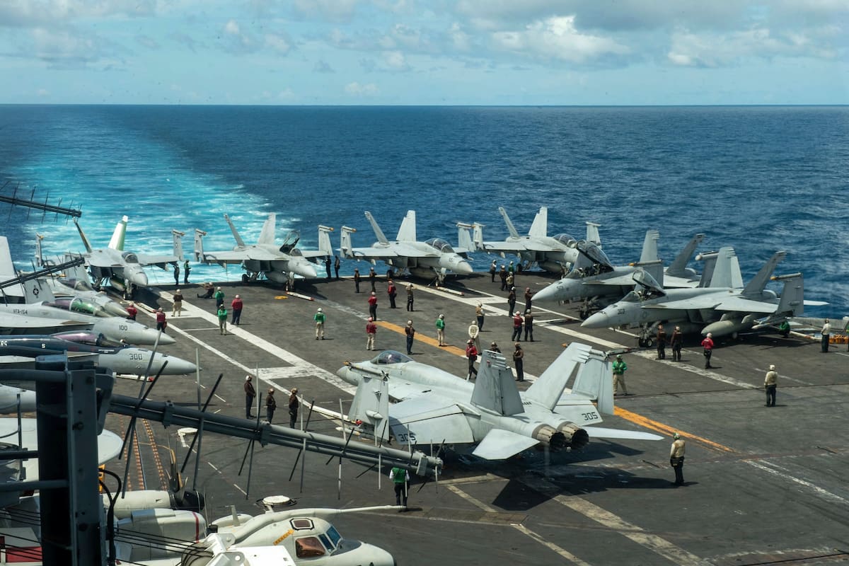 ARCHIVO - En esta imagen publicada por la Marina de EEUU, aviones militares se ven la cubierta del p