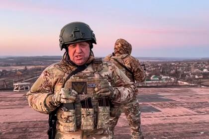 ARCHIVO - En esta imagen tomada de un video publicado por el Servicio de Prensa Prigozhin el viernes 3 de marzo de 2023, Yevgeny Prigozhin, el propietario del contratista militar Grupo Wagner, se dirige al presidente ucraniano Volodimir Zelensky desde un sitio no especificado en Ucrania. (Servicio de Prensa Prigozhin vía AP, archivo)