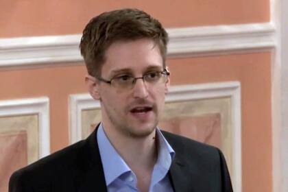 ARCHIVO - En esta imagen tomada de un video y publicada por WikiLeaks, el ex analista de la Agencia de Seguridad Nacional de Estados Unidos, Edward Snowden, habla en Moscú, el 11 de octubre de 2013. (AP Foto, Archivo)