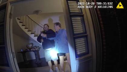 Archivo.- En esta imagen tomada del video de la cámara corporal del Departamento de Policía de San Francisco, Paul Pelosi, a la derecha, el marido de la expresidenta de la Cámara de Representantes de Estados Unidos, Nancy Pelosi, lucha por el control de un martillo con su agresor, David DePape, durante un brutal ataque en la casa de la pareja en San Francisco, el 28 de octubre de 2022