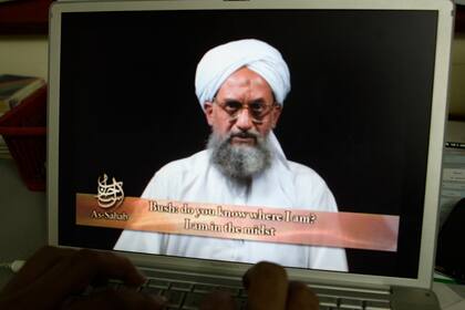 ARCHIVO - En esta toma de la pantalla de una computadora a partir de un DVD preparado por producciones Al Sahab, Ayman al Zawahri, líder de Al Qaeda, habla el 20 de junio de 2006, en Islamabad, Pakistán. (AP Foto/B.K.Bangash, archivo)