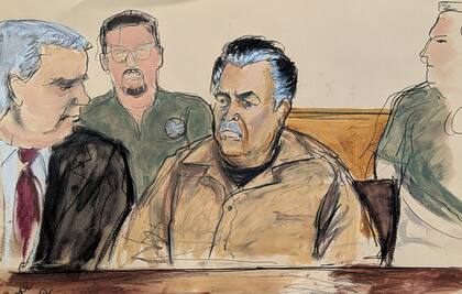 ARCHIVO - En este boceto Ismael "El Mayo" Zambada, en el centro, está sentado junto a su abogado defensor Frank Pérez, a la izquierda, en un tribunal federal en el distrito de Brooklyn de Nueva York, el 13 de septiembre de 2024. (Elizabeth Williams vía AP, Archivo)