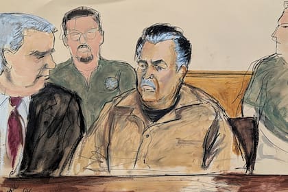 ARCHIVO - En este boceto Ismael "El Mayo" Zambada, en el centro, está sentado junto a su abogado defensor Frank Pérez, a la izquierda, en un tribunal federal en el distrito de Brooklyn de Nueva York, el 13 de septiembre de 2024. (Elizabeth Williams vía AP, Archivo)