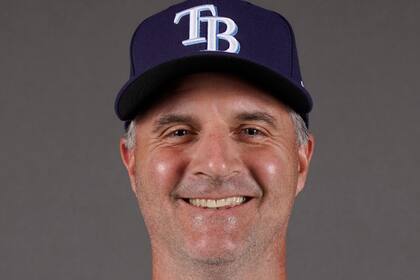 ARCHIVO - En foto de 2022, el entrenador de banca Matt Quatraro, de los Rays de Tampa Bay. (AP Foto/Wilfredo Lee, archivo)