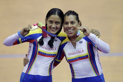 ARCHIVO - En foto del 17 de octubre del 2011, las venezolanas Mariestela Vilera, izquierda, y Daniela Larreal, derecha, celebran tras ganar la medalla de oro en persecusión femenina de los Juegos Panamericanos de Guadalajara 2011. (AP Foto/Jorge Saenz, Archivo)