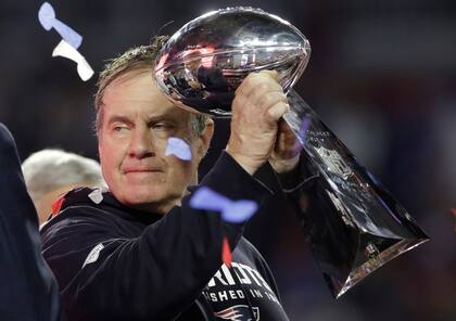ARCHIVO - En foto del primero de febrero del 2015, el entrenador de los Patriots de Nueva Inglaterra Bill Belichick sostiene el trofeo Vince Lombardi celebra la victoria del Super Bowl ante los Seahawks de Seattle. (AP Foto/Patrick Semansky, Archivo)