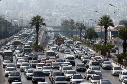 ARCHIVO - En imagen de archivo del 29 de septiembre de 2010, una panorámica de congestionamiento vehicular en Argel, capital de Argelia. (AP Foto/Anis Belghoul, archivo)