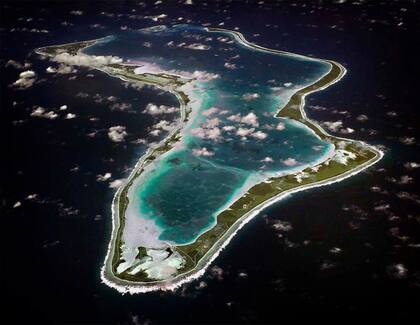 ARCHIVO – En la imagen, publicada por la Marina de Estados Unidos, se muestra una vista aérea de la isla Diego García en el archipiélago de Chagos. (Marina de Estados Unidos vía AP, Archivo)