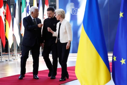 ARCHIVO - En una reunión de marzo pasado, de izquierda a derecha, el presidente del Consejo Europeo, Antonio Costa, el presidente de Ucrania, Volodimir Zelensky, y la presidenta de la Comisión Europea, Ursula von der Leyen