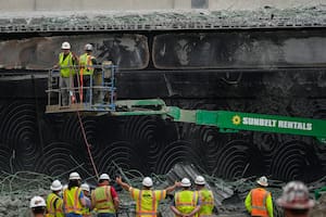 ARCHIVO - Equipos trabajan en la sección de la carretera interestatal 95 que se derrumbó, en Filadelfia, el 14 de junio de 2023. (AP Foto/Matt Rourke, Archivo)