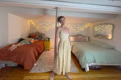 ARCHIVO - Erin Eloise Tulberg posa en una vivienda en el distrito de Brooklyn, en Nueva York, el 29 de mayo de 2024, junto a su hijo de 9 años. (Erin Eloise Tulberg vía AP)